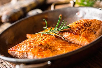 Consumo de pescado y otros alimentos en la semana previa a un maratón reduciría el daño muscular y el estrés cardíaco