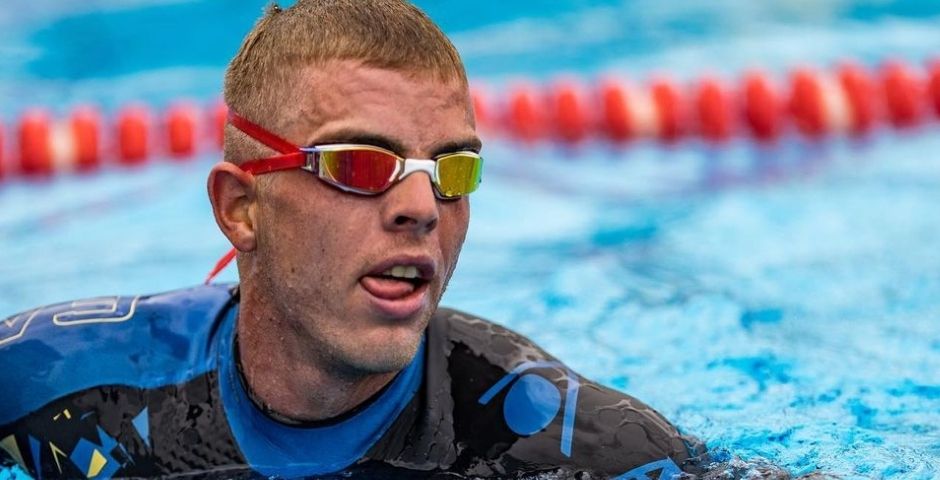 sam long natación neopreno