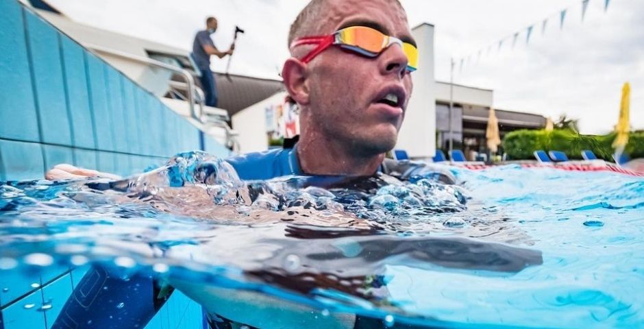 sam long natación neopreno