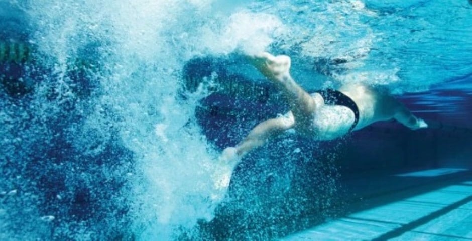 natación patada debajo cadera