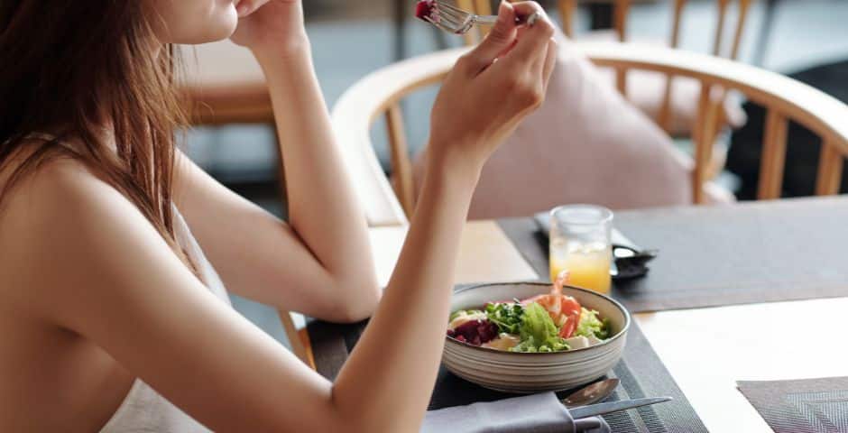 ensalada comida alimentación dieta para la ferritina alta