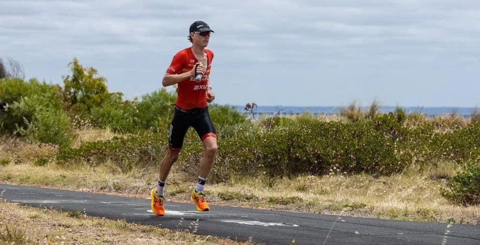 Max Neumann carrera a pie