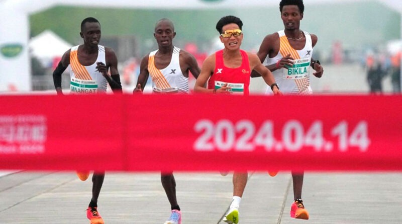 Despojan de medallas y premios a ganadores del Medio Maratón de Pekín