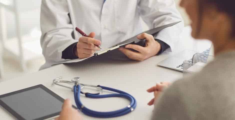 médico Consulta médica deportiva para recetar antiinflamatorios seguros y permitidos por la agencia antidopaje